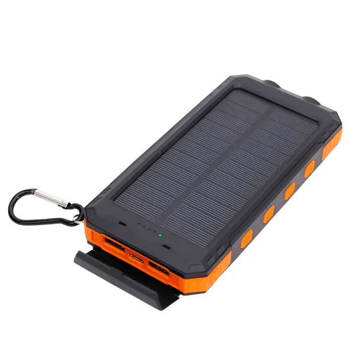 Leistungsstarke Solar Powerbank mit integrierter LED-Taschenlampe, unverzichtbar für Outdoor-Enthusiasten.