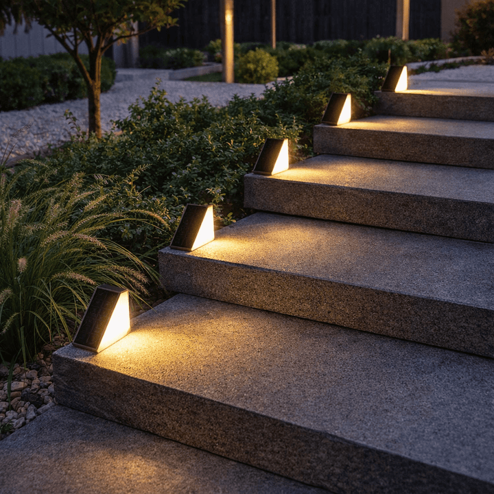 Robuste Solar-Stufenleuchte, LED, wasserdicht (IP67), ideal für sichere Gartenwege & Außenbereiche.