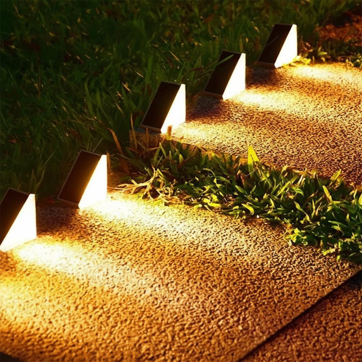 Moderne Solar-Außenleuchte für Garten und Terrasse, wasserdicht und kabellos, sorgt für optimale Sicherheit.