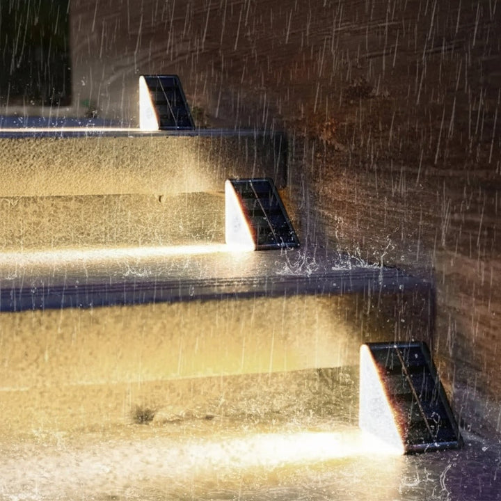Detailansicht einer robusten Solar-Stufenleuchte, LED-Technologie für helle und sichere Terrassenbeleuchtung.