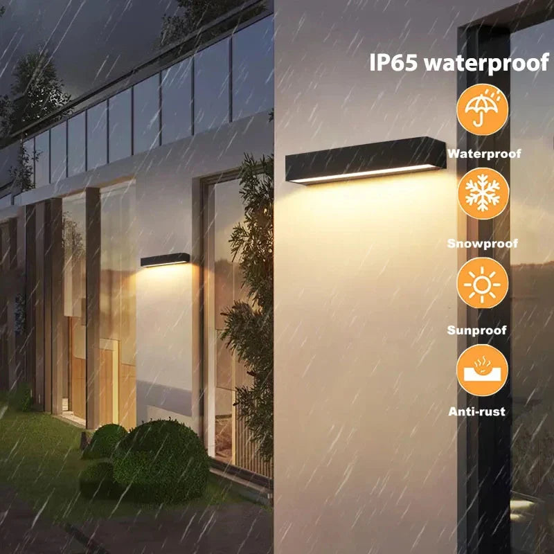 Moderne Solar Wandleuchte, an einer Hauswand montiert, sorgt für helle und energieeffiziente Außenbeleuchtung.