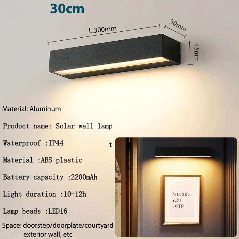 Helle Solar LED Wandleuchte für den Außenbereich, schafft sichere und einladende Atmosphäre auf Balkon oder Terrasse.