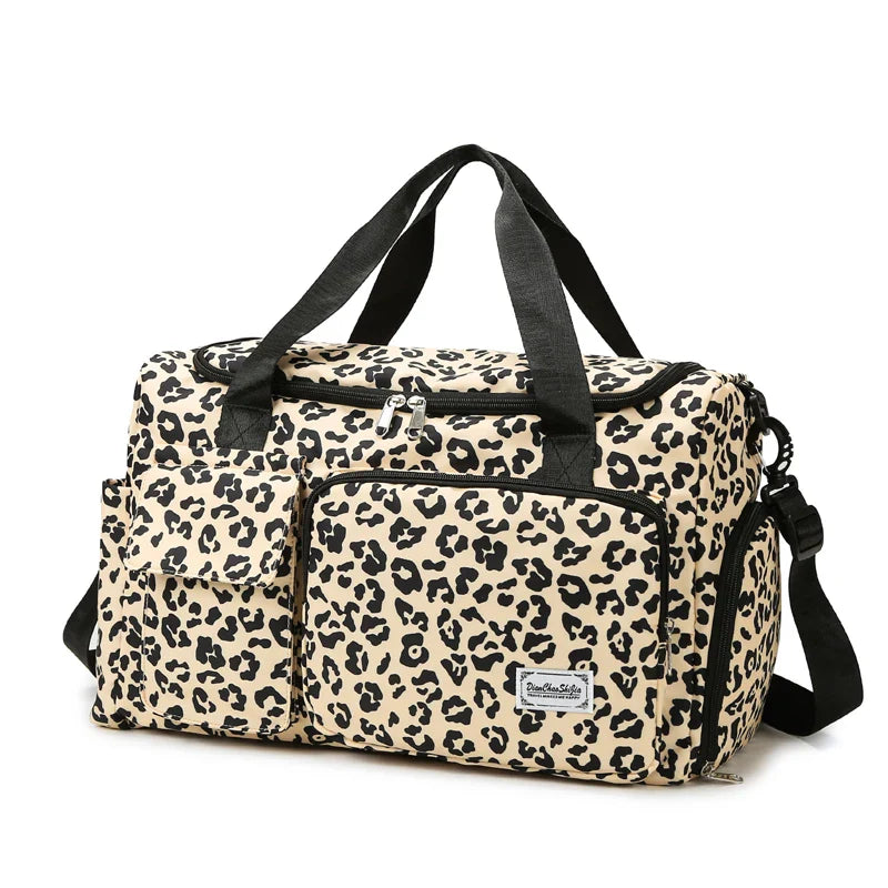 Geräumige, robuste Reisetasche in Beige, perfekt als Weekender oder Handgepäck für jede Reise.