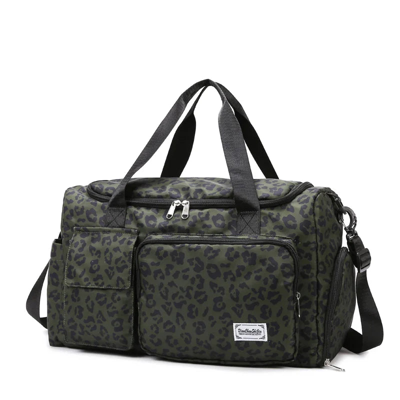 Praktischer Weekender und Handgepäck: Robuste, moderne Reisetasche in Blau für stilvolle Trips.