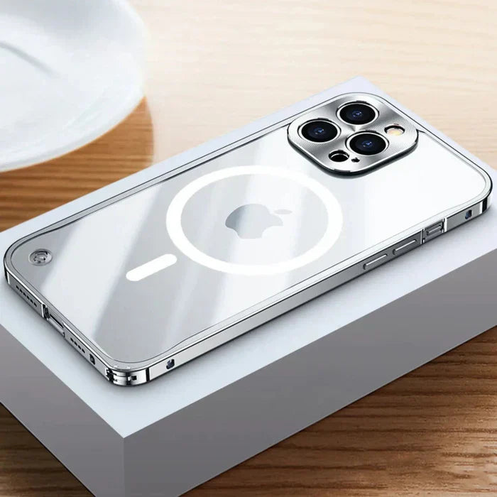 MagSafe kompatible Schutzhülle für iPhone 15. Transparentes, robustes Case mit Metallrahmen.