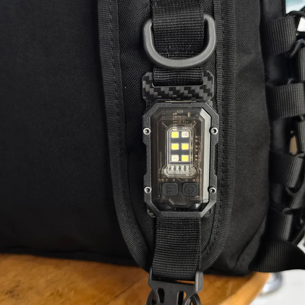 Vielseitige LED-Taschenlampe mit praktischer USB-Ladefunktion, perfekt für Camping, Wandern & Abenteuer.