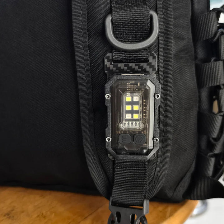 Vielseitige LED-Taschenlampe mit praktischer USB-Ladefunktion, perfekt für Camping, Wandern & Abenteuer.