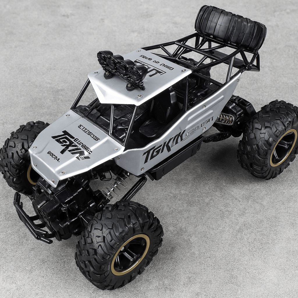 Robuster BEASTTREK X4 RC Monstertruck in Offroad-Aktion, fährt über unebenes Gelände, 4x4 Spielzeug.