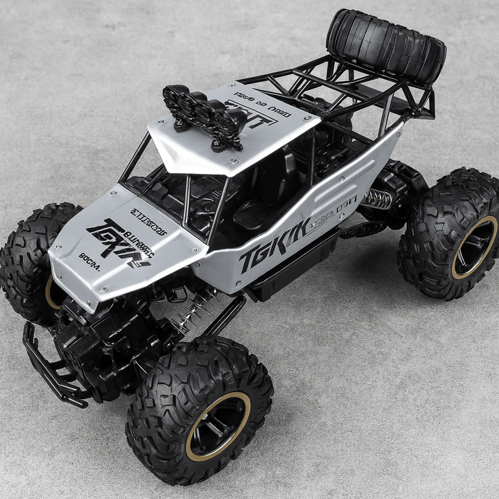 Robuster BEASTTREK X4 RC Monstertruck in Offroad-Aktion, fährt über unebenes Gelände, 4x4 Spielzeug.