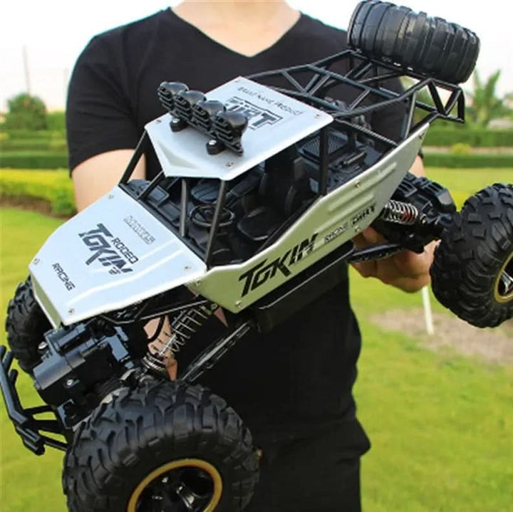 Der BEASTTREK X4 RC Monstertruck überwindet Steine, beweist seine extreme Geländetauglichkeit.
