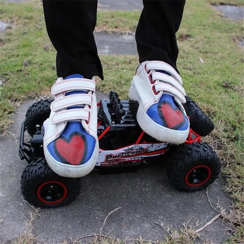 Action-Szene: Robuster BEASTTREK X4 RC Monstertruck springt über einen Hügel, Offroad-Spaß.