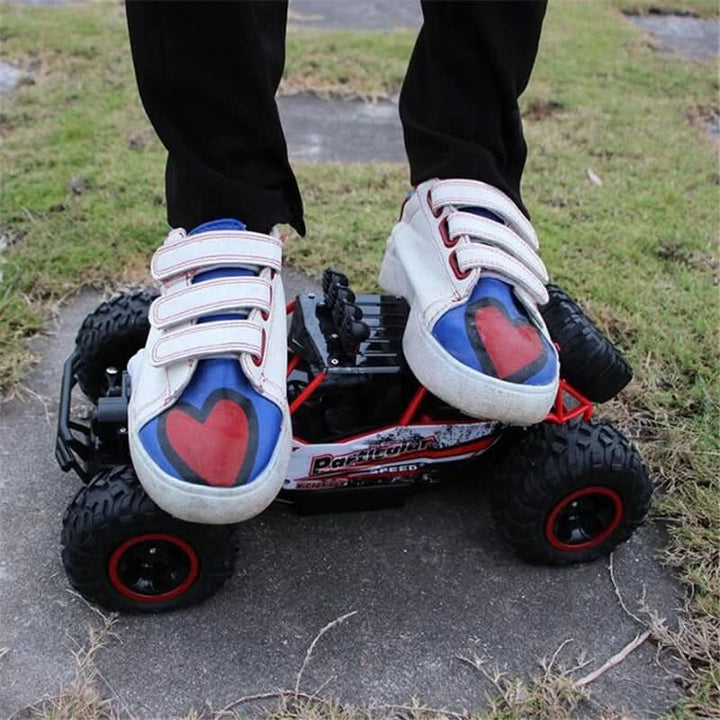 Action-Szene: Robuster BEASTTREK X4 RC Monstertruck springt über einen Hügel, Offroad-Spaß.