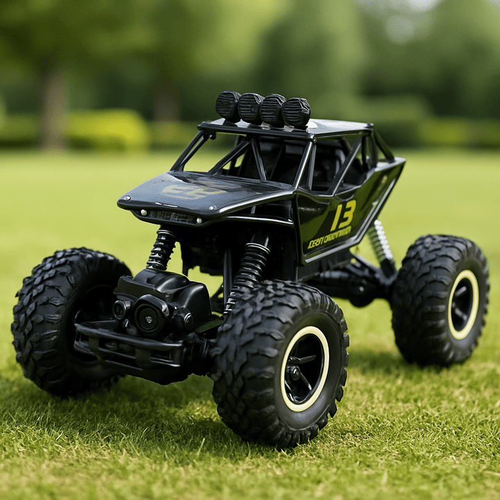 Detailaufnahme der profilierten Reifen des BEASTTREK X4 RC Monstertrucks für optimalen Offroad-Grip.