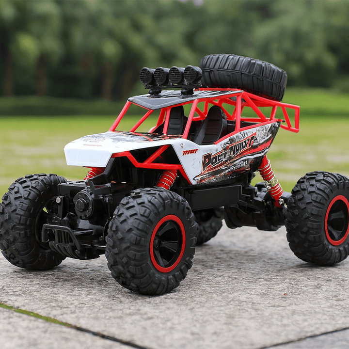 Der BEASTTREK X4 RC Monstertruck von oben, zeigt aggressives Design und robuste 4x4-Struktur.