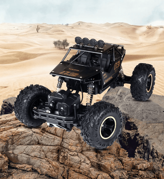 Nahaufnahme des stabilen Chassis und der Stoßdämpfer des BEASTTREK X4 RC Monstertrucks.