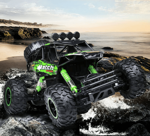 Kind steuert robusten BEASTTREK X4 RC Monstertruck im Garten, beliebtes Outdoor-Spielzeug.
