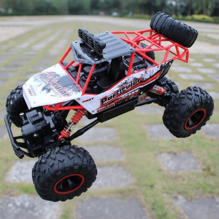 Dynamisches Bild des BEASTTREK X4 RC Monstertrucks, der durch Schlamm fährt; Offroad-Action pur.