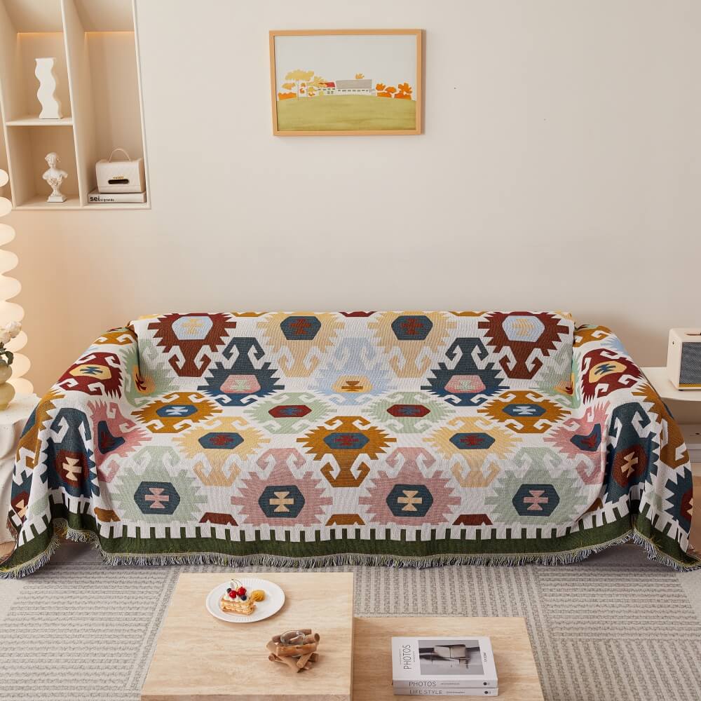 Robuster Boho-Sofabezug für stilvollen Möbelschutz im Wohnzimmer. Pflegeleichte Couchhusse mit Ethno-Muster.