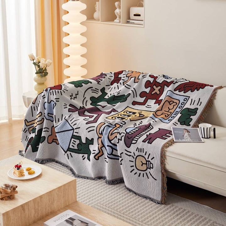 Gemusterter Sofabezug im Boho-Stil. Stilvoller Möbelschutz und Blickfang im Wohnzimmer.