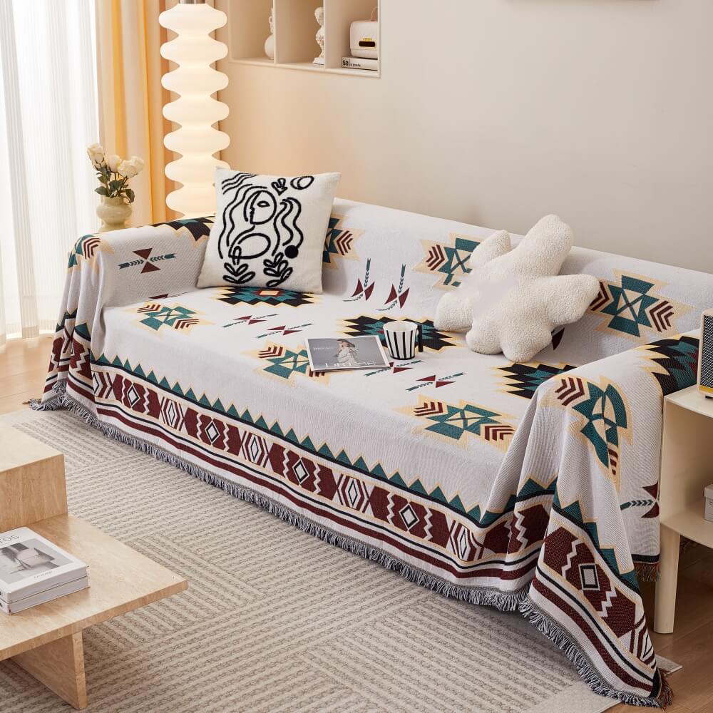 Verschleißfester Sofabezug mit dekorativem Boho-Muster. Für ein gemütliches Wohnzimmer.
