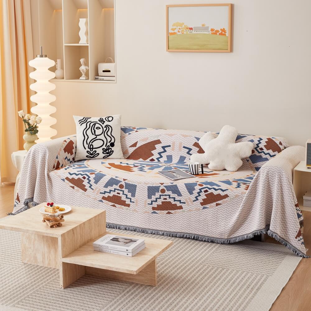 Dekorative Sofahusse mit Bohemian-Muster. Strapazierfähiger Sofabezug schützt Möbel im Wohnzimmer.