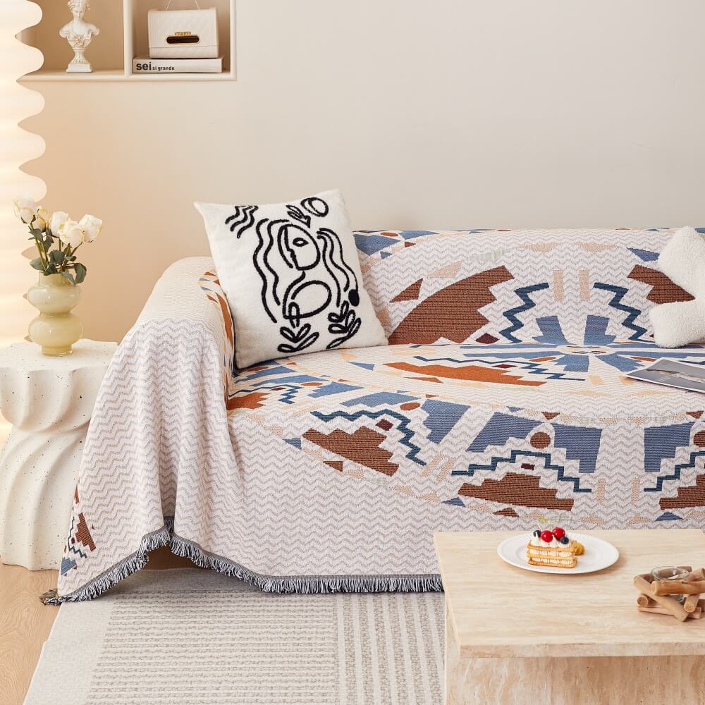 Pflegeleichter Sofabezug mit robustem Boho-Muster. Ideal als Möbelschutz für Ihre Couch.