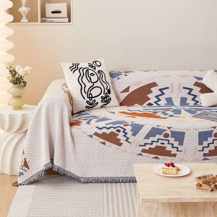 Pflegeleichter Sofabezug mit robustem Boho-Muster. Ideal als Möbelschutz für Ihre Couch.