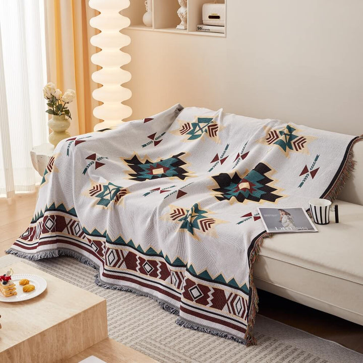 Stilvolle Couchhusse mit einzigartigem Boho-Muster. Robuster Schutzbezug für das Wohnzimmer.
