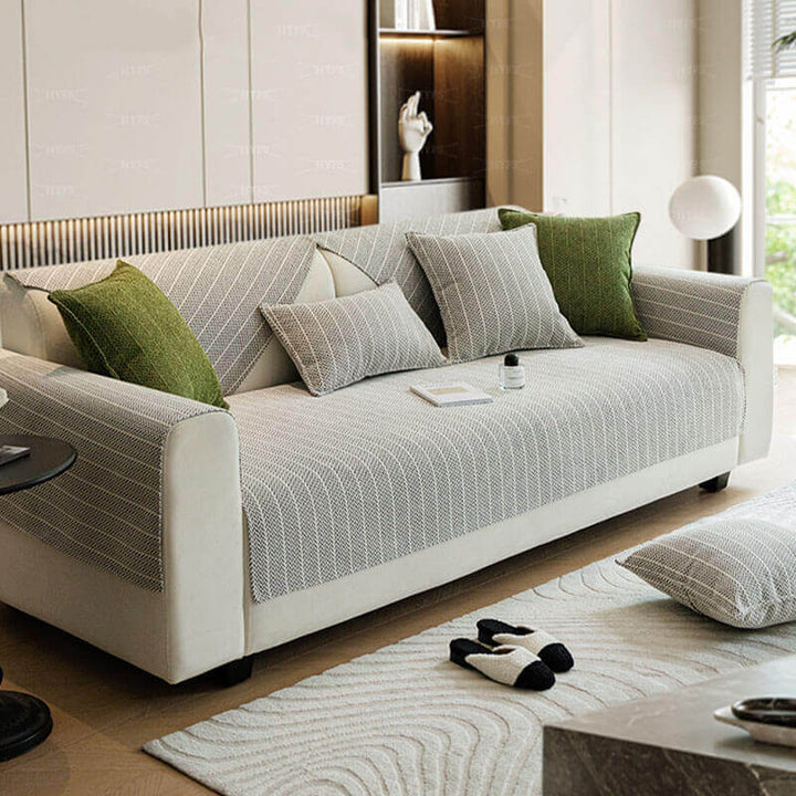 Robuster Sofabezug für Wohnzimmer, aus weichem Chenille mit markantem Fischgrätenmuster, auch als Kratzschutz.