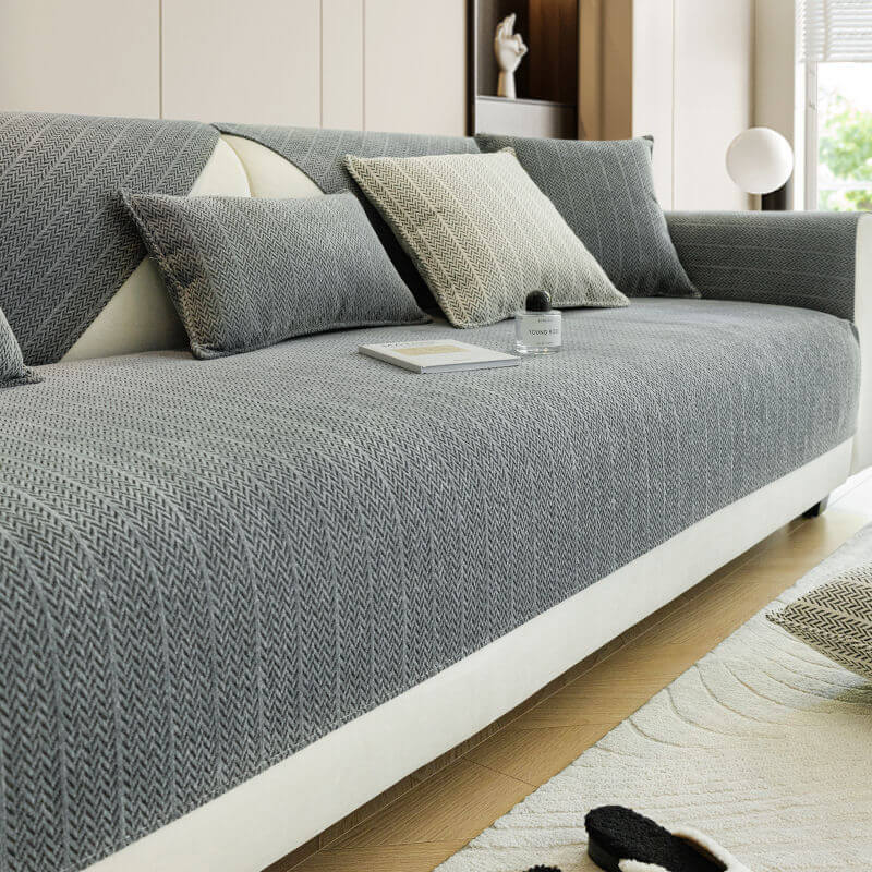 Eleganter Schutzbezug aus Chenille mit Fischgrätenmuster, ideal als Sitzbezug und pflegeleichter Möbelschutz.
