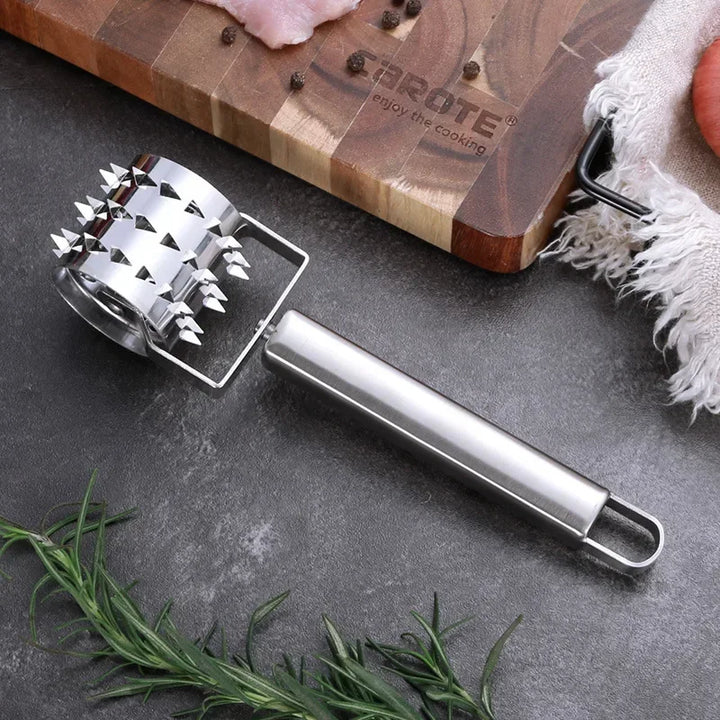 Ergonomischer Edelstahl Fleischklopfer als effektives Küchenwerkzeug für perfekt zartes Fleisch.
