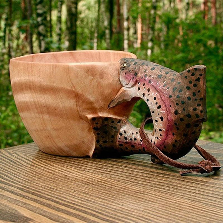 Einzigartiger Holzbecher mit speziellem Tiermotiv für Camping, Wald und Outdoor-Erlebnisse. Handgemacht & robust.