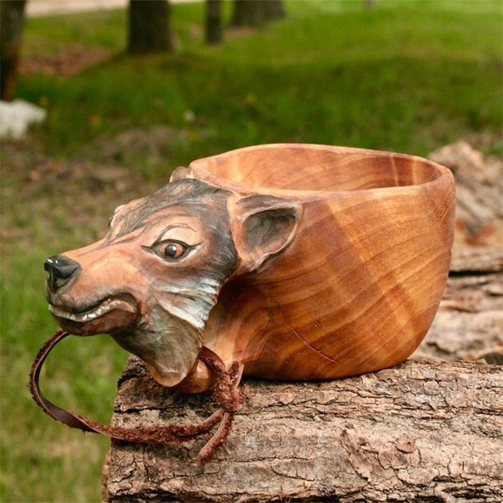Detailaufnahme: Maserung des robusten Holzbechers mit Tiermotiv. Perfekt als Trinkbecher für Outdoor & Camping.