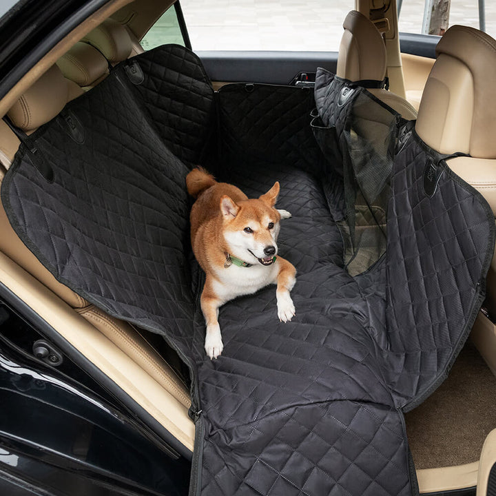 Komfortabler & sicherer Hunde Autositzbezug für den Rücksitz. Wasserdichtes Material für entspannte Reisen mit Hund.