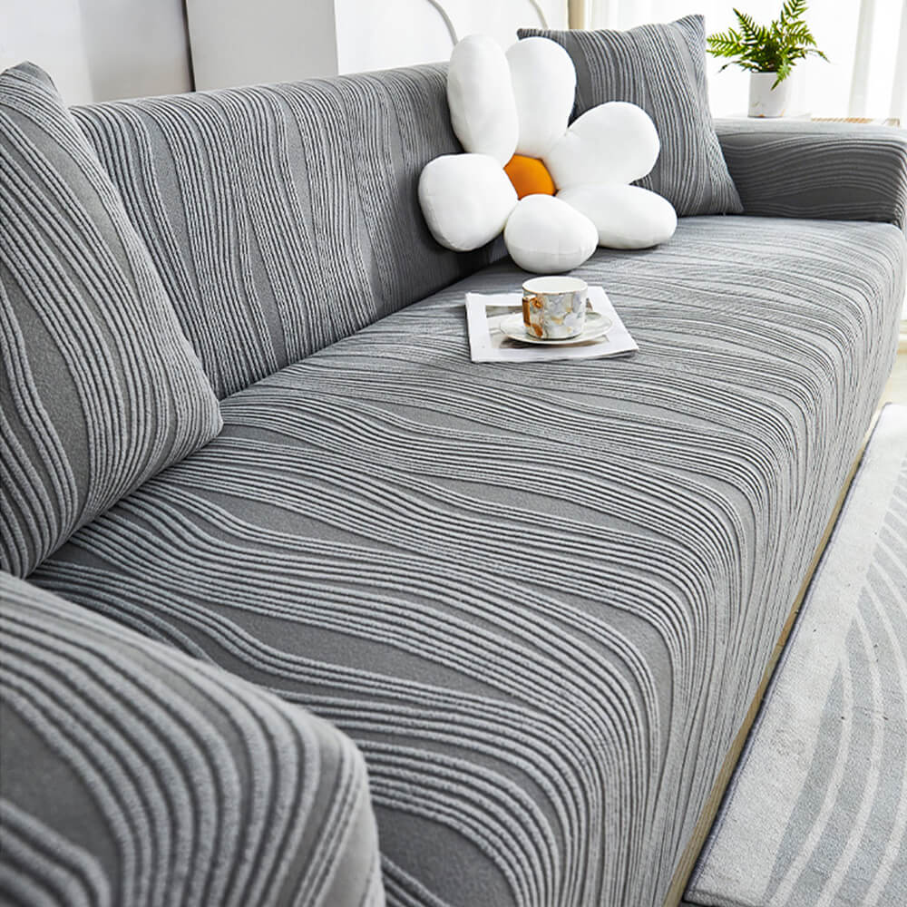 Eng anliegender, elastischer Jacquard-Sofabezug auf einem Ecksofa, zeigt perfekte Passform & Möbelschutz.