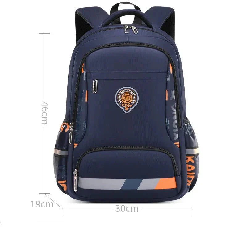Geräumiger Jungen Schulrucksack, orthopädisch & wasserdicht. Organisiert Schulbedarf. Robuste Schultasche in Blau/Schwarz.