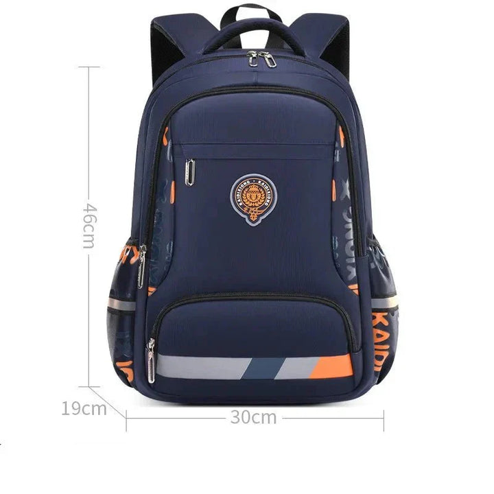 Geräumiger Jungen Schulrucksack, orthopädisch & wasserdicht. Organisiert Schulbedarf. Robuste Schultasche in Blau/Schwarz.