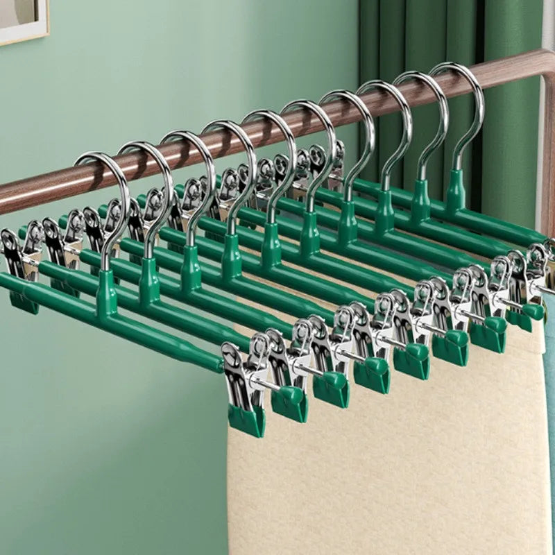 Robuster Kleiderbügel mit verstellbaren, rutschfesten Clips für Hosen & Röcke. Optimal für platzsparende Schrankordnung.