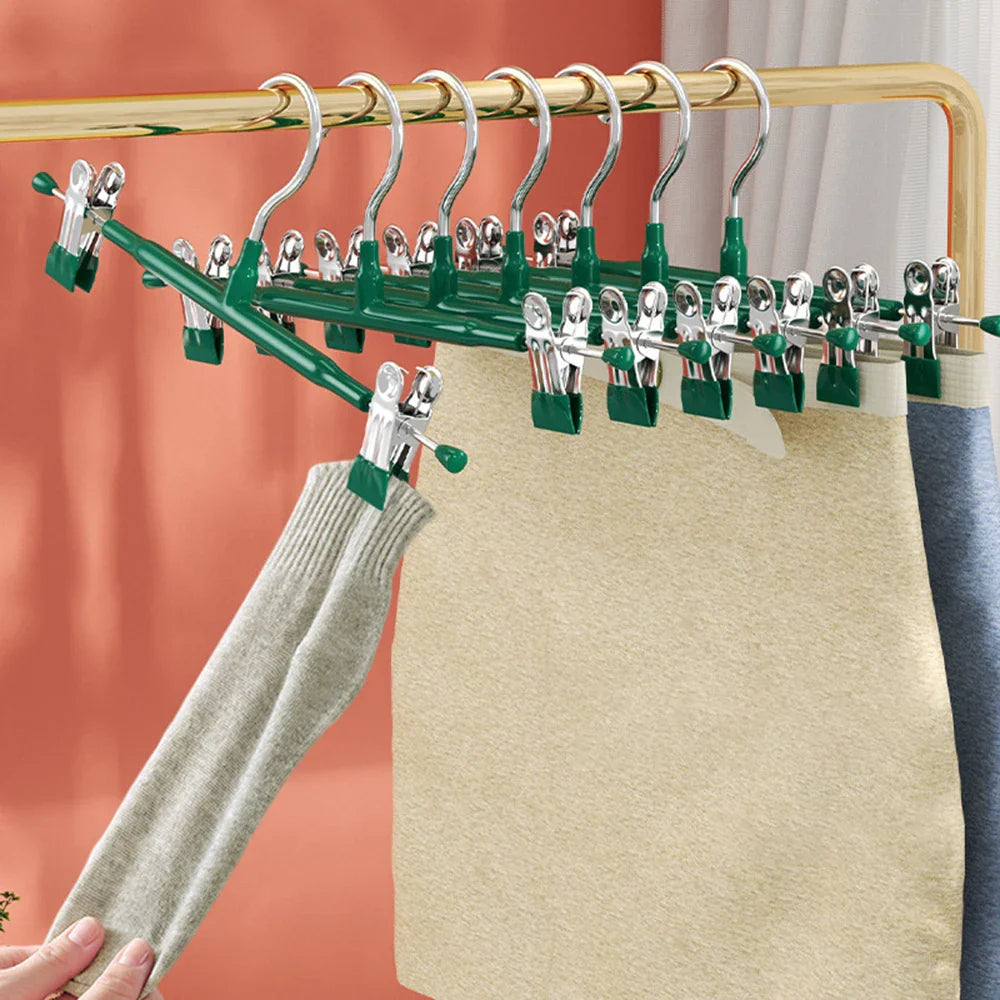 Detailansicht starker, verstellbarer Clips an Metall-Kleiderbügeln, ideal für Röcke, Hosen und Wäsche.
