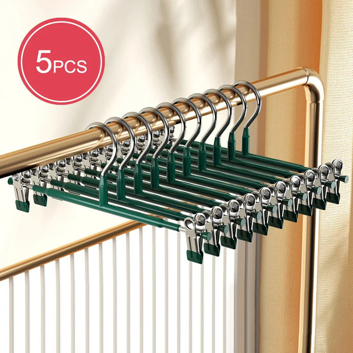 Verstellbare Kleiderbügel mit beweglichen Clips, perfekt für verschiedene Kleidergrößen & flexible Schrankorganisation.