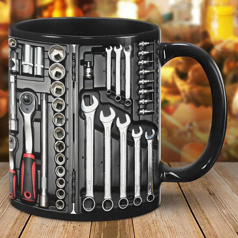 Robuster Mechaniker Kaffeetasse aus Keramik mit Werkzeug-Print, ideal für Werkstatt & Büro.