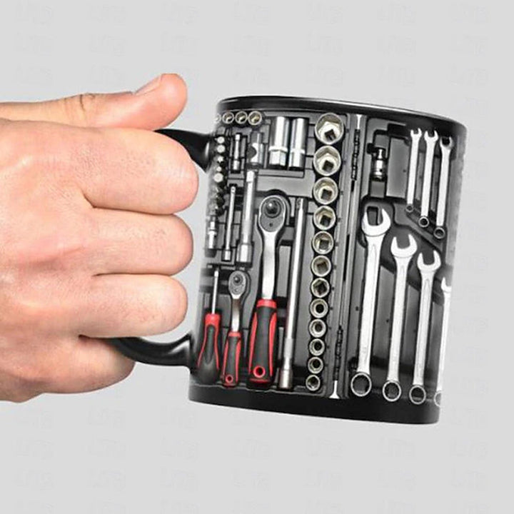 Detailansicht der Mechaniker Kaffeetasse, zeigt lustigen Werkzeug-Print für Technikfans.