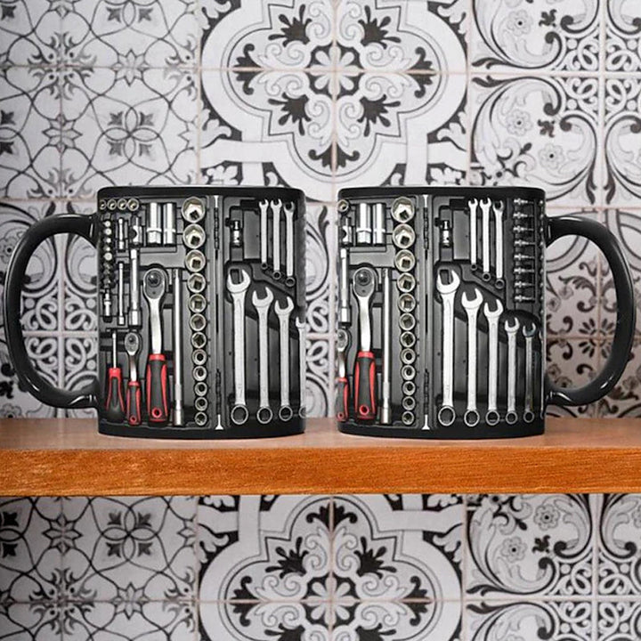 Ideale Geschenkidee für Mechaniker: Robuster Keramikbecher mit detailliertem Handwerk-Werkzeug-Print.