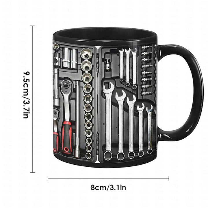 Lustige Kaffeetasse für Mechaniker mit Werkzeug-Motiven: Hammer, Schraubenschlüssel & Zange auf Keramikbecher.