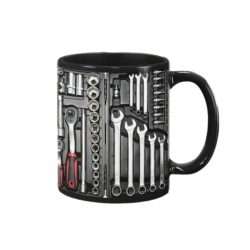 Originelle Geschenkidee: Mechaniker Kaffeetasse mit Werkzeugen, ein witziger Becher für jeden Technikfan.