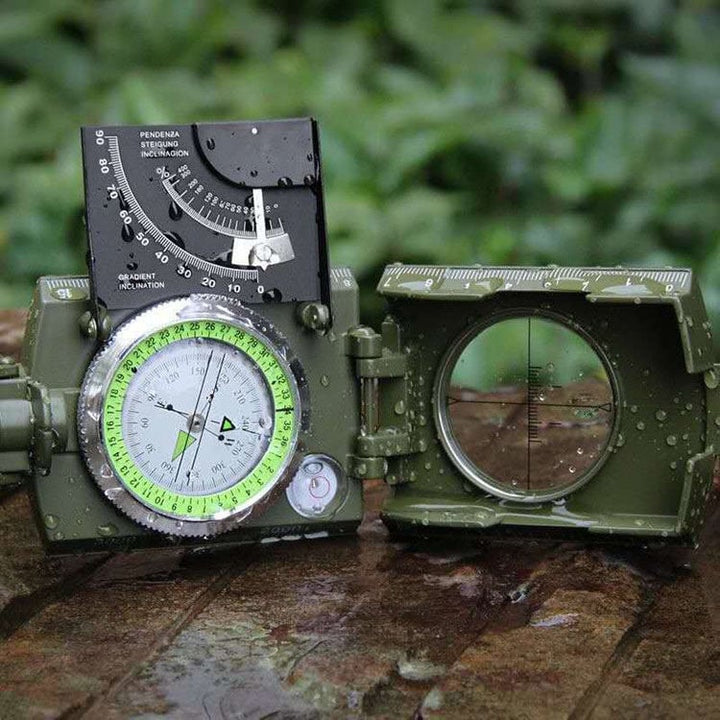 Robuster Militärkompass für präzise Outdoor-Navigation beim Wandern & Trekking.