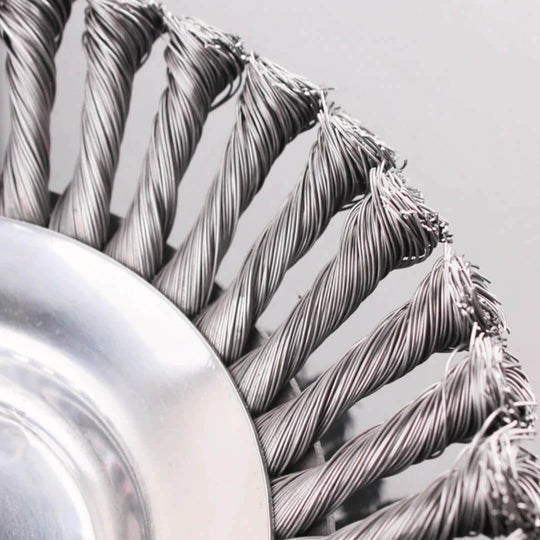 Langlebiger Metallbürsten-Aufsatz für Rasentrimmer, ideal für Gartenpflege, Heimwerken und Reinigungswerkzeuge.