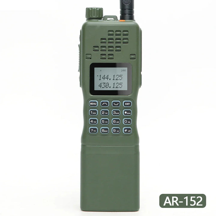 CommGuard Dual-Band-Funkgerät in Anwendung: Robustes Walkie-Talkie für Outdoor-Expeditionen.