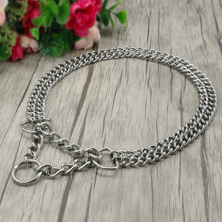 Robustes Edelstahl Trainingshalsband für Hunde. Ideal für effektive Zugkontrolle und Ausbildung großer Rassen.