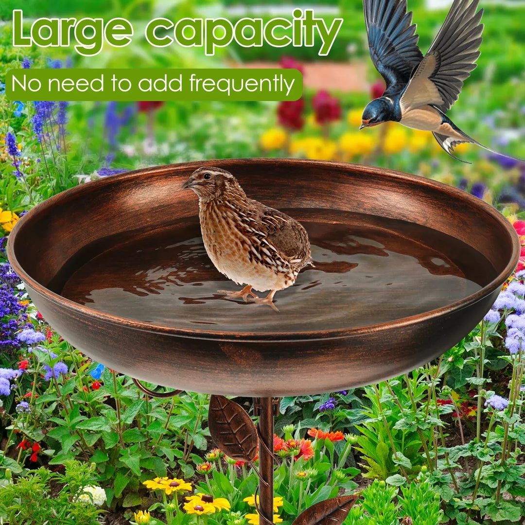 Elegantes Metall-Vogelbad auf Ständer, wetterfeste Schale für Wasser & ansprechende Gartendekoration.